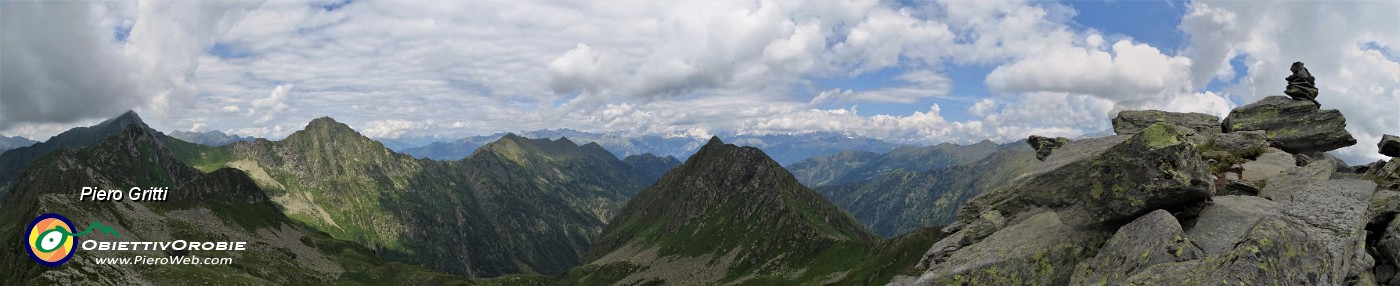 64 Vista panoramica all'omino di vetta del Monte Tartano (2292 m).jpg